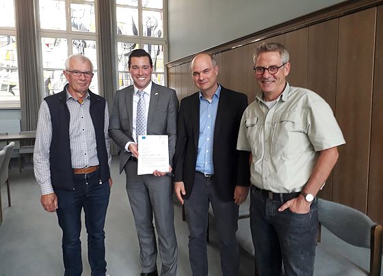 Foto (Stadt Prüm): v.l.n.r.: Franz-Josef Keilen, Stadtbürgermeister Johannes Reuschen, Olaf Maier, Peter Wind Foto (Stadt Prüm): v.l.n.r.: Franz-Josef Keilen, Stadtbürgermeister Johannes Reuschen, Olaf Maier, Peter Wind