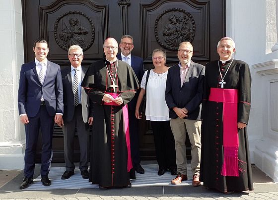 Bild: Foto Stadt Prüm: v.r.n.l: Weihbischof Franz Josef Gebert, Gemeindereferent Thomas Maas, Gemeindereferentin Birgit Eiswirth, Vorsitzender der Basilikafreunde Klaus Peters, Bischof Dr. Stephan Ackermann, Vorsitzender des Pfarrverwaltungsrates Wilhelm Husch, Stadtbürgermeister Johannes Reuschen