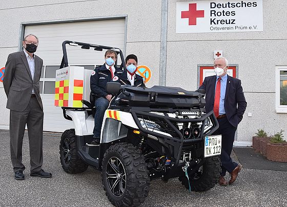 Foto Manfred Schuler (v.l.): Hartmut Fischer (Stihl), Marcel Bützer und Heike Haas (DRK-OV Prüm) und Aloysius Söhngen (Vorstand DRK-OV Prüm)