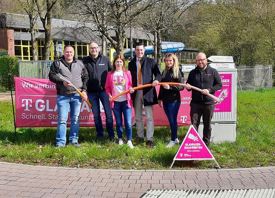 © Telekom: von links nach rechts: Christian Gierens (Projektleiter Telekom), Detlef Papkalla (Papkalla GmbH), Dorothee Lorsy (Der Telefonmann) Dr. Johannes Reuschen (Stadtbürgermeister Prüm) Sara Simon-Stubbs (Baubegleitung Telekom), Thomas Strauch (Regio Manager Telekom)