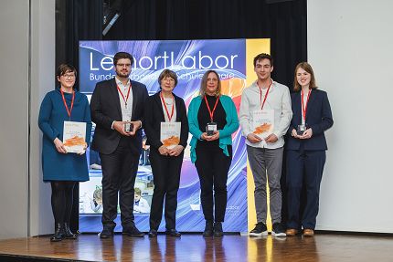 Foto: (C) 2022 Matt Stark, www.mattstark.de - Ganz rechts: Astrid Gierten und Leon Thelen (Jugendleitungsteam SFZ Prümer Land)