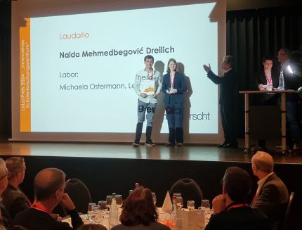 Foto: SFZ Prümer Land - Frau Mehmedbegovic-Dreilich (Leiterin der Abteilung „Vernetzung von Schülerforschungszentren“ bei der Jugend-forscht-Stiftung) verliest die Laudatio